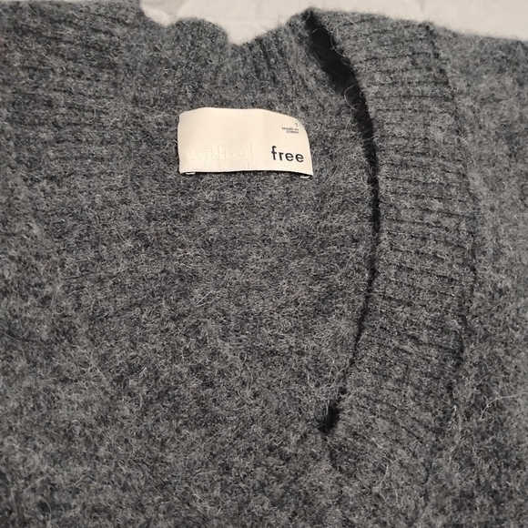 Wilfred Aritzia| Grey Charcoal V-Neck Wool Sweater - Picture 4 of 9